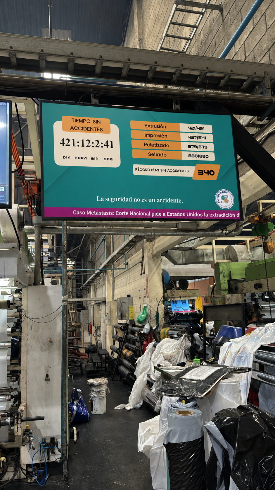 Pantalla Nsign instalada en la planta de Sunchodesa mostrando indicadores de seguridad
